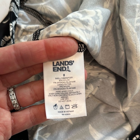 Women’s Lands End Blouson Swim Top, Black Floral, sz 8 - Picture 3 of 3